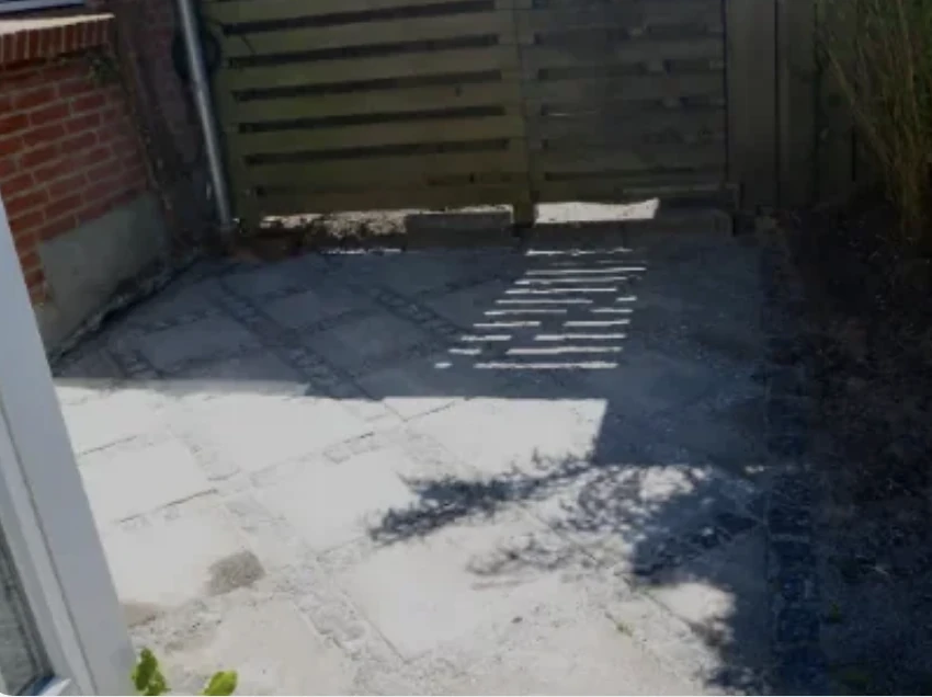 Ny belægning med fliser ved terrasse